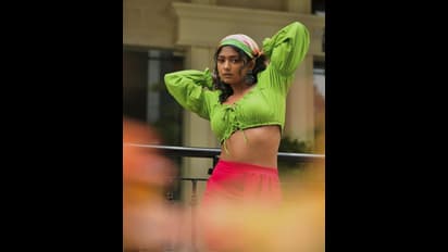 ಬೋಲ್ಡ್ ಕ್ರಾಪ್ ಟಾಪ್ ಧರಿಸಿ ಬಿಂದಾಸ್ ಪೋಸ್ ಕೊಟ್ಟ ಭೂಮಿ, ‘ಸಿಡಿ ಗುಂಡು’ ಎಂದ ಫ್ಯಾನ್ಸ್!