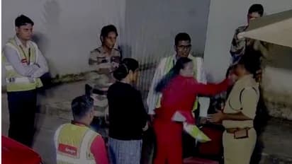 എയർപോർട്ടിൽ സിഐഎസ്എഫ് ഉദ്യോഗസ്ഥന്റെ മുഖത്തടിച്ച് ജീവനക്കാരി; അസഭ്യം പറഞ്ഞതാണ് കാരണമെന്ന് വിമാനക്കമ്പനി