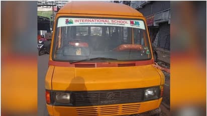 കുട്ടികളുമായി പോയ സ്കൂൾ വാഹനത്തിന് ഫിറ്റ്നസില്ല, കളമശേരി ഇന്റർനാഷണൽ സ്കൂളിന്റെ വാഹനം പിടിച്ചെടുത്തു