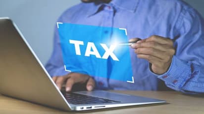 सरकारी स्कीम्स: एक गलती आपको नए टैक्स रिजीम के तहत रिटर्न फाईल करने पर मजबूर कर देगी, यहां तुरंत कर लें चेक