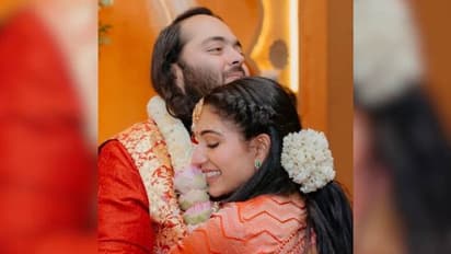 ராதிகாவை ஆசையாக கட்டிப்பிடித்த ஆனந்த்.. ஆனந்த கண்ணீருடன் பார்த்த முகேஷ் அம்பானி.. க்யூட் வீடியோ.. 