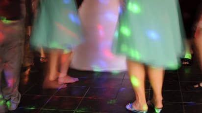 അപരിചിതനൊപ്പം നൃത്തം ചെയ്ത ഭാര്യയെ തടഞ്ഞു, അമ്മായിഅപ്പനും അളിയനും ചേർന്ന് യുവാവിനെ പൂട്ടിയിട്ട് തല്ലി