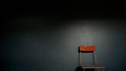 നാലുദിവസം ജീവനക്കാരനെ 'ഡാർക്ക്റൂമി'ലാക്കി, എല്ലാം രാജിവച്ചുപോകാൻ, 43 ലക്ഷം നഷ്ടപരിഹാരം