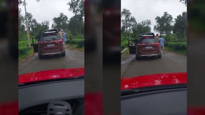 ഫോട്ടോഷൂട്ടാണ് ഗയ്സ്! കുണ്ടും കുഴിയും നിറഞ്ഞ റോഡിൽ വാഹനത്തിൽ തൂങ്ങി യുവാക്കളുടെ സാഹസിക യാത്ര; വീഡിയോ