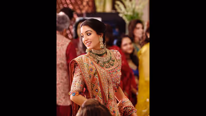 ವಿವಾಹಕ್ಕೂ ಮುನ್ನ ಅನಂತ್-ರಾಧಿಕಾ ದಾಂಡಿಯಾ ನೃತ್ಯ, ರಾಣಿಯಂತೆ ಕಂಗೊಳಿಸಿದ ಅಂಬಾನಿ ಸೊಸೆ ಫೋಟೋ ವೈರಲ್!