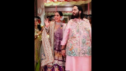 అంబానీల పెళ్లిలో రాంచరణ్ ...వైట్ ఆండ్ వైట్ పట్టుబట్టల్లో మస్తున్నాడు..!!