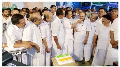 മുൻ തുറമുഖ മന്ത്രിക്ക് കേക്ക് നൽകി വി ഡി സതീശൻ, വിഴിഞ്ഞം തുറമുഖം ആഘോഷമാക്കി യുഡിഎഫ്