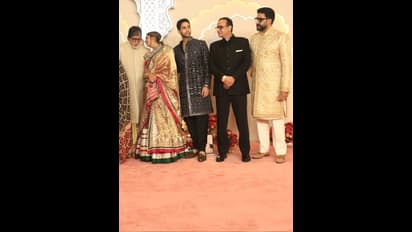 భర్తని పక్కన పెట్టి మాజీ ప్రియుడికి క్లోజ్‌గా ఐశ్వర్యా రాయ్‌ పోజులు.. రూమర్లకి అగ్గిరాజేయడం కాకపోతే ఏంటిది?