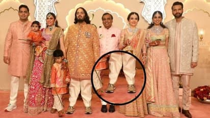 ಗ್ರ್ಯಾಂಡ್ ಶೇರ್ವಾನಿಗೆ ಸ್ಪೋರ್ಟ್ಸ್  ಶೂ ಧರಿಸಿ ಬಂದ ಅನಂತ್ ಅಂಬಾನಿ; ಡಿಸೈನರ್ ಟೀ ಕುಡಿಯೋಕೆ ಹೋಗಿದ್ನಾ ಎಂದ ನೆಟ್ಟಿಗರು