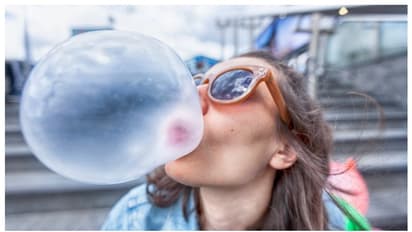 ഹൈ ഹീല്സ്, ച്യൂയിംഗം, ടീ ഷര്ട്ട്, സ്വിംസ്യൂട്ടിൽ പാടരുത്; ലോകത്തിലെ വിചിത്രമായ ചില നിയമങ്ങള് അറിയാം