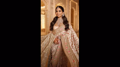 அம்பானி வீட்டுத் திருமணத்தில் எல்லார் கண்ணும் இஷா அம்பானியின் நெக்லஸ் மேலதான்...  என்ன விசேஷம் தெரியுமா?