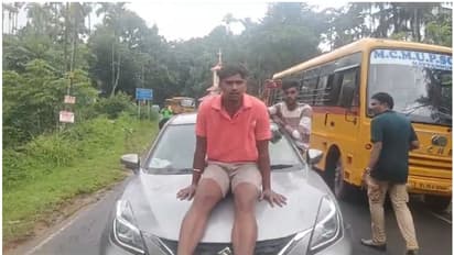 ബോണറ്റിലിരുന്ന് വിസിലൂതി വന്നു! കയറി ഇരിയെടായെന്ന് നാട്ടുകാർ, 'തെരിയാമേ പണ്ണിട്ടെ' യെന്ന് യുവാക്കൾ, പിടിവീണു