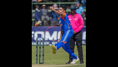 தோனி டிரைனிங்னா சும்மாவா - சர்வதேச கிரிக்கெட்டில் முதல் விக்கெட்டை கைப்பற்றிய துஷார் தேஷ்பாண்டே, அபிஷேக் சர்மா