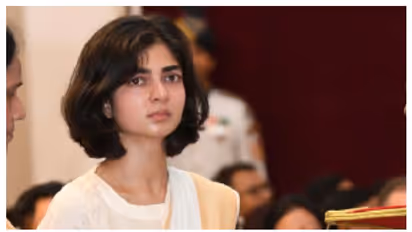 സ്മൃതിക്കെതിരെ നടക്കുന്നത് രൂക്ഷമായ സൈബറാക്രമണം; ചിത്രത്തിന് താഴെ മോശമായ കമന്റുകൾ