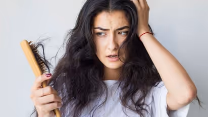 கொத்து கொத்தா முடி கொட்டுதா? நீங்க சாதாரணமா பண்ற இந்த பழக்கத்தை விடுங்க!