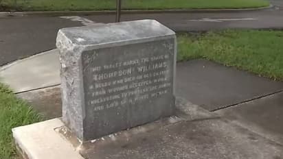 അതിശയം തന്നെ, നടപ്പാതയ്ക്ക് നടുവിലൊരു ശവകുടീരം; പക്ഷേ അതിന്റെ പിന്നിലൊരു കഥയുണ്ട്