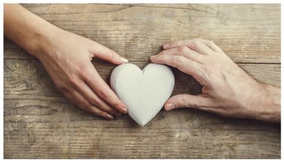 'സമ്പന്നരായ പുരുഷന്മാരെ വിവാഹം ചെയ്യൂ'; വിവാദ പ്രണയ ഗുരു പ്രതിവര്ഷം സമ്പാദിക്കുന്നത് 163 കോടി രൂപ