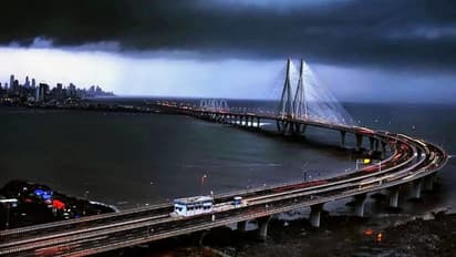 കടൽപ്പാലത്തിൽ ആഡംബര കാറുകളുടെ റേസിംഗ്, ഇരയായത് ടാക്സി കാർ, തകർന്ന് ബിഎംഡബ്ല്യുവും ബെൻസും, അറസ്റ്റ്