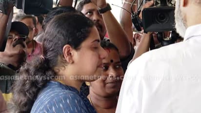 ജോയിയുടെ മരണം: എംഎൽഎയ്ക്ക് മുന്നിൽ വിങ്ങിപ്പൊട്ടി മേയര് ആര്യാ രാജേന്ദ്രൻ, ആശ്വസിപ്പിച്ച് പാറശാല എംഎൽഎ