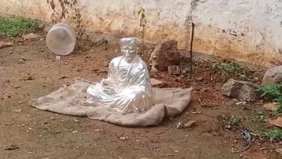 ಮುರುಘಾ ಮಠದಲ್ಲಿ ಕಳುವಾಗಿದ್ದ ಬೆಳ್ಳಿ ಪುತ್ಥಳಿ ದಿಢೀರ್ ಪ್ರತ್ಯಕ್ಷ: ಗೋಣಿ ಚೀಲದಲ್ಲಿ ತಂದಿಟ್ಟು ಕಳ್ಳರು ಪರಾರಿ