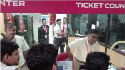 കരിപ്പൂർ-മസ്ക്കറ്റ് വിമാനം പുറപ്പെടുന്ന സമയംമാറ്റി; പ്രതിഷേധിച്ച് യാത്രക്കാർ, സാങ്കേതിക തകരാറെന്ന് വിശദീകരണം