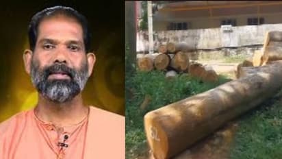 സർക്കാർ ഭൂമിയിൽ നിന്ന് 10 ലക്ഷത്തിന്റെ തേക്ക് മരം മുറിച്ചു; സ്വാമി സാന്ദ്രാനന്ദക്കെതിരെ കേസെടുത്ത് പൊലീസ്