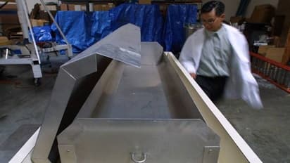 മരിച്ചവർ വീണ്ടും ജീവിക്കുമോ? ശരീരവും സമ്പത്തും സൂക്ഷിച്ച് ശതകോടീശ്വരന്മാർ, എന്താണ് ക്രയോണിക്സ്?