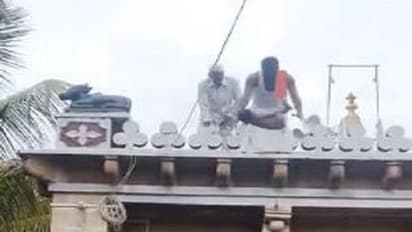 ವಿಜಯಪುರದಲ್ಲಿ ಮೂಢನಂಬಿಕೆ ಆಚರಣೆ ಇನ್ನೂ ಜೀವಂತ:  ದೇಗುಲದ ಮೇಲಿಂದ ಮಗು ಎಸೆದ ಅರ್ಚಕ..!