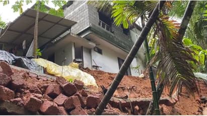 ശക്തമായ മഴയില് സംരക്ഷണ ഭിത്തി തകര്ന്ന് രണ്ട് വീടുകള് അപകട ഭീഷണിയില്