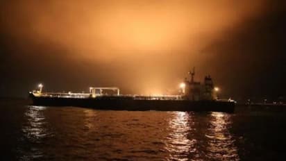 ഒമാനിലെ തുറമുഖത്ത് എണ്ണക്കപ്പൽ മറിഞ്ഞു, ഇന്ത്യക്കാരുൾപ്പെടെ 16 പേരെ കാണാനില്ല, തിരച്ചിൽ തുടരുന്നു