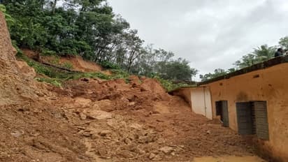 ಕೊಡಗಿನಲ್ಲಿ ವರುಣನ ಆರ್ಭಟ: ಶಾಲೆ ಮೇಲೆ ಗುಡ್ಡ ಕುಸಿತ, ತಪ್ಪಿದ ಭಾರೀ ಅನಾಹುತ..!