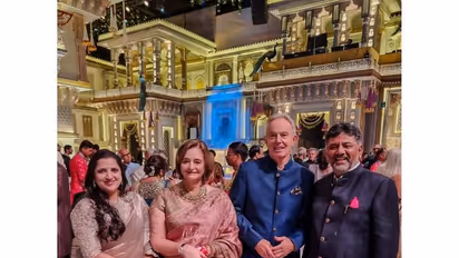 ಅಪ್ಪ ಸೋಶಿಯಲ್ ಗ್ಯಾದರಿಂಗ್ ಅಂದ್ರು, ಮಗಳು ಅಂಬಾನಿ ವೆಡ್ಡಿಂಗ್ ಅಂತ ಫ್ಯಾಮಿಲಿ ಫೋಟೋನೇ ಹಾಕಿದ್ರು 