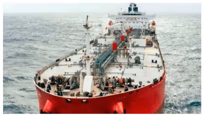 ഒമാനിൽ എണ്ണക്കപ്പല്‍ മറിഞ്ഞുണ്ടായ അപകടം; തെരച്ചിലിന് നാവികസേനയും