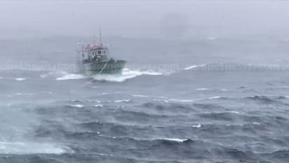 രക്ഷകരായി കോസ്റ്റ് ഗാര്‍ഡ്: നടുക്കടലിൽ അകപ്പെട്ട മത്സ്യബന്ധന ബോട്ടും 11 തൊഴിലാളികളും തീരമണഞ്ഞു