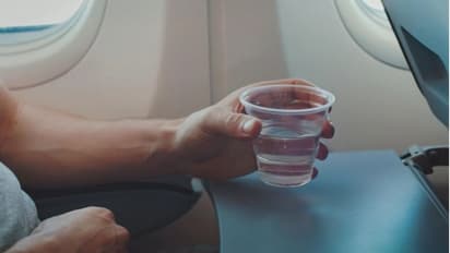 വിമാനത്തിൽ വെച്ച് വെള്ളം കൊടുത്തിട്ട് കുടിച്ചില്ല, ഭക്ഷണവും വേണ്ട; ജീവനക്കാരുടെ സംശയം യാത്രക്കാരനെ കുടുക്കി