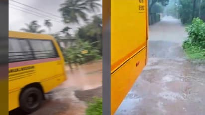 പാലത്തിലൂടെ കടന്നുപോകുന്നതിനിടെ സ്കൂൾ ബസ് വെള്ളക്കെട്ടിൽ കുടുങ്ങി; 25 വിദ്യാർത്ഥികളെ സുരക്ഷിതമായി മാറ്റി
