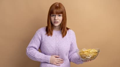 दोगुनी तेजी से मानसून में होता है Food poisoning, ये गलतियां भूल कर भी न दोहराएं