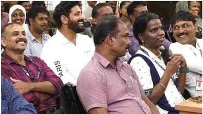 ആഹാ അർമാദം! സ൪ക്കാ൪ ജീവനക്കാ൪ തൊഴിലിടങ്ങളിൽ വളരെ സന്തോഷത്തിൽ, ഇതാ ഹാപ്പിനെസ് സ൪വേ റിപ്പോ൪ട്ട്