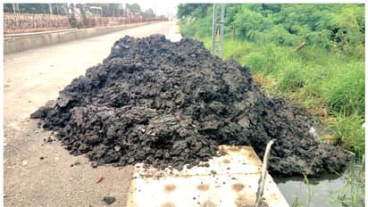 അതിരൂക്ഷമായ ദുർഗന്ധം സഹിക്കാൻ കഴിയാത്ത അവസ്ഥ, ദേശീയ പാതയിൽ ഇറക്കിയത് പാടത്തെ ചെളി നാട്ടുകാർക്ക് പരാതി