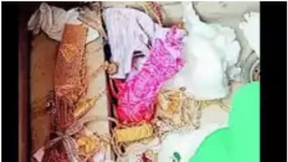 വെളുപ്പിന് 6.30, അടുത്ത വീട്ടിൽ നിന്ന് പറന്ന് വന്ന ബാഗിൽ 2 കിലോ സ്വർണം; പ്ലാൻ പൊളിഞ്ഞു, കുടുങ്ങി ഉദ്യോഗസ്ഥൻ