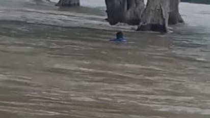 ಮಂಡ್ಯ: ಉಕ್ಕಿ ಹರಿಯುತ್ತಿರುವ ಕಾವೇರಿ ನದಿಯಲ್ಲಿ ಕೊಚ್ಚಿ ಹೋದ ಯುವಕ 