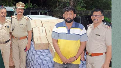 കുമ്പളയിൽ വെച്ച് ആൾട്ടോ കാർ തടഞ്ഞു, പരിശോധിച്ചപ്പോൾ കിട്ടിയത് 129.6 ലിറ്റർ കർണാടക മദ്യം, യുവാവ് പിടിയിൽ