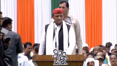 SP chief Akhilesh Yadav joins TMC's Martyrs' Day rally as Mamata Banerjee showcases post-poll strength (WATCH)