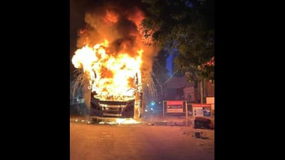 திடீரென தீப்பிடித்து எரிந்த ஆம்னி பேருந்து.. காலையிலேயே கோவையில் நடந்த பரபரப்பு சம்பவம்..