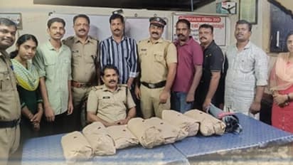 ചങ്ങനാശ്ശേരി റെയിൽവേ സ്റ്റേഷന്റെ പുതിയ ഗേറ്റിൽ ഒരു യുവാവ്, സംശയം തോന്നി പൊക്കി; കിട്ടിയത് 12.5 കിലോ കഞ്ചാവ്!