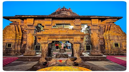 Sawan 2024: जब रावण नहीं उठा पाया शिवलिंग! पहाड़ों के बीच हुई इस शिव मंदिर की स्थापना  