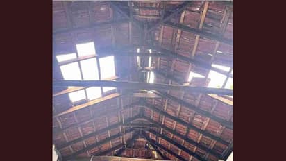 കരിപ്പൂരിൽ ലാന്റിങ്ങിനായി വിമാനം താഴ്ന്നു പറന്നു, കാറ്റടിച്ച് വീടിന്റെ ഓടുകൾ പാറി; ഓടിരക്ഷപ്പെട്ട് ജുവൈരിയ