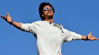 മുംബൈയില് ചികില്സ പിഴവോ? കണ്ണിന്റെ ചികില്സയ്ക്ക് ഷാരൂഖ് യു.എസിലേക്ക് പറന്നു