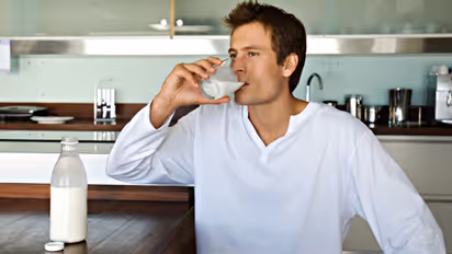 രാത്രി കിടക്കുന്നതിന് മുമ്പ് പാൽ കുടിക്കുന്നത് ശീലമാക്കൂ; അറിയാം ഗുണങ്ങള്‍ 