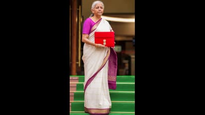 బడ్జెట్ వేళ.. తెలుపు రంగు సిల్క్ చీరలో నిర్మలమ్మ..!